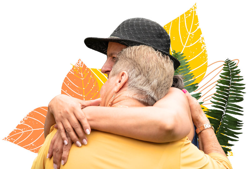 Personas abrazándose